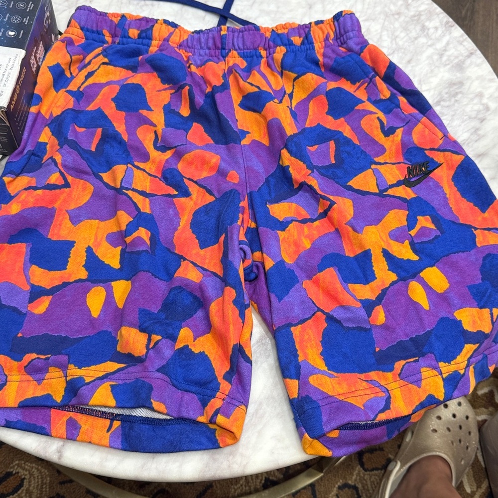 NIKE MULTICOLOR SHORTS
NWT
MENS S
no bag